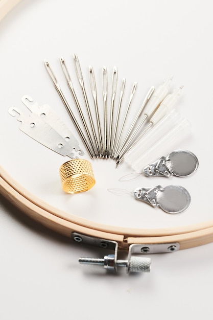 Haft na płótnie - zbliżenie nici i igły